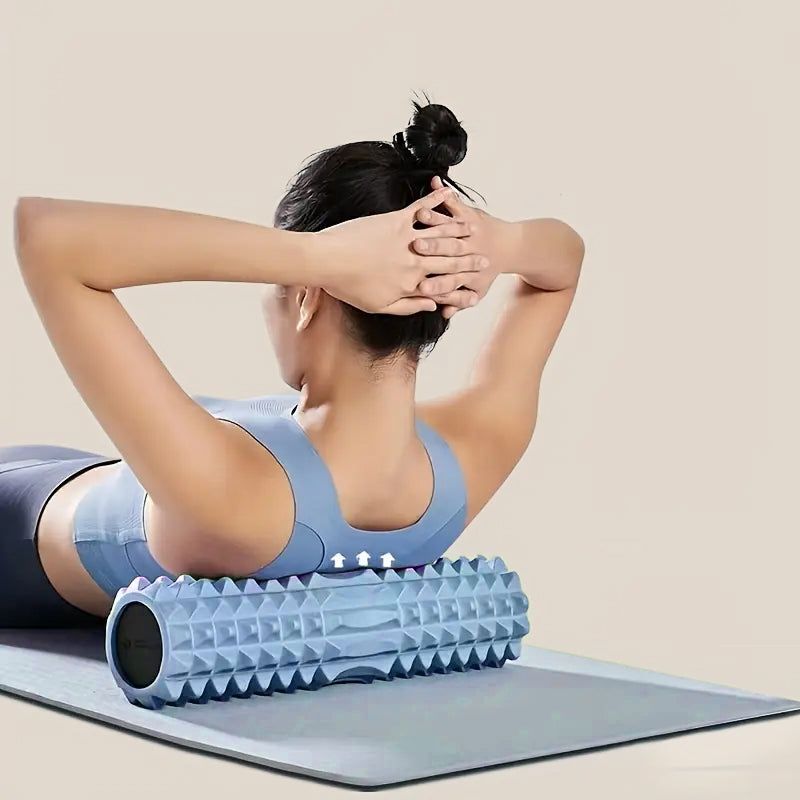 Femme utilisant un rouleau de massage bleu pour détendre les muscles du dos après une séance de yoga ou d'entraînement