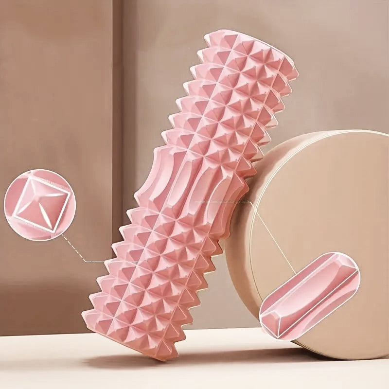 Femme utilisant un rouleau de massage rose pour détendre son dos après une séance de yoga ou d'entraînement physique
