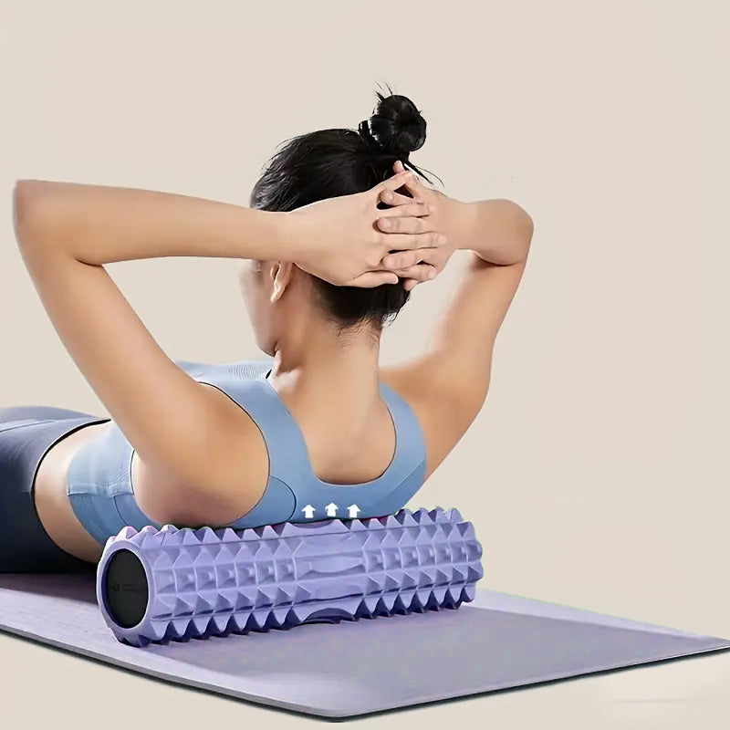 Femme massant son dos avec un rouleau de massage violet, accessoire de récupération idéal après le yoga ou une séance de sport