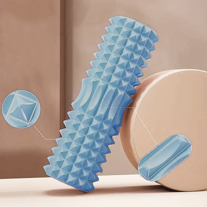 Zoom sur la texture du rouleau de massage bleu, surface en relief conçue pour masser en profondeur les zones musculaires tendues