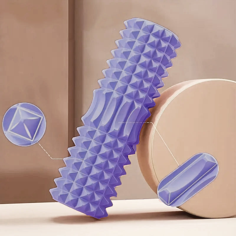 Zoom sur la surface texturée du rouleau de massage violet, pour un massage profond et ciblé des muscles