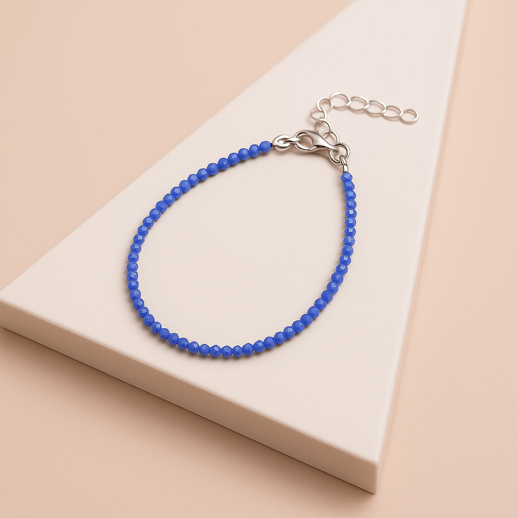 Bracelet en perles de lapis lazuli naturel 2 mm, posé sur support, bijou élégant pour stimuler l’intuition, la sagesse et la communication