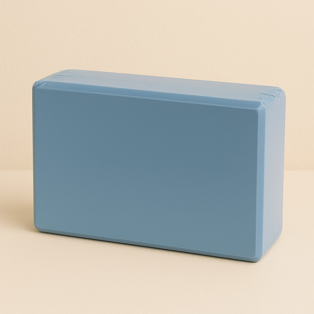 Brique de yoga bleue en mousse EVA, légère et résistante, idéale pour soutenir les postures et améliorer la stabilité