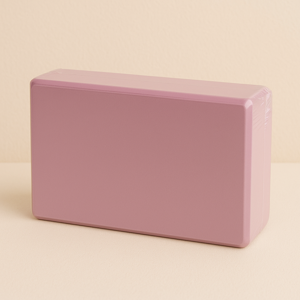 Brique de yoga rose en mousse EVA, légère et stable, parfaite pour l’alignement et le soutien des postures